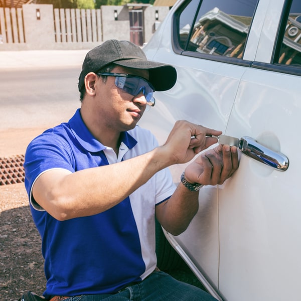 en la cerrajería de autos hacen reparaciones de controles remotos